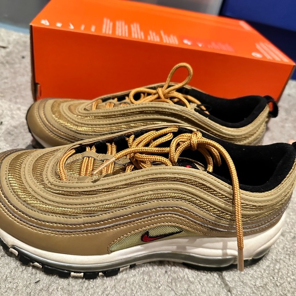 Nike - Picture 3 of 4